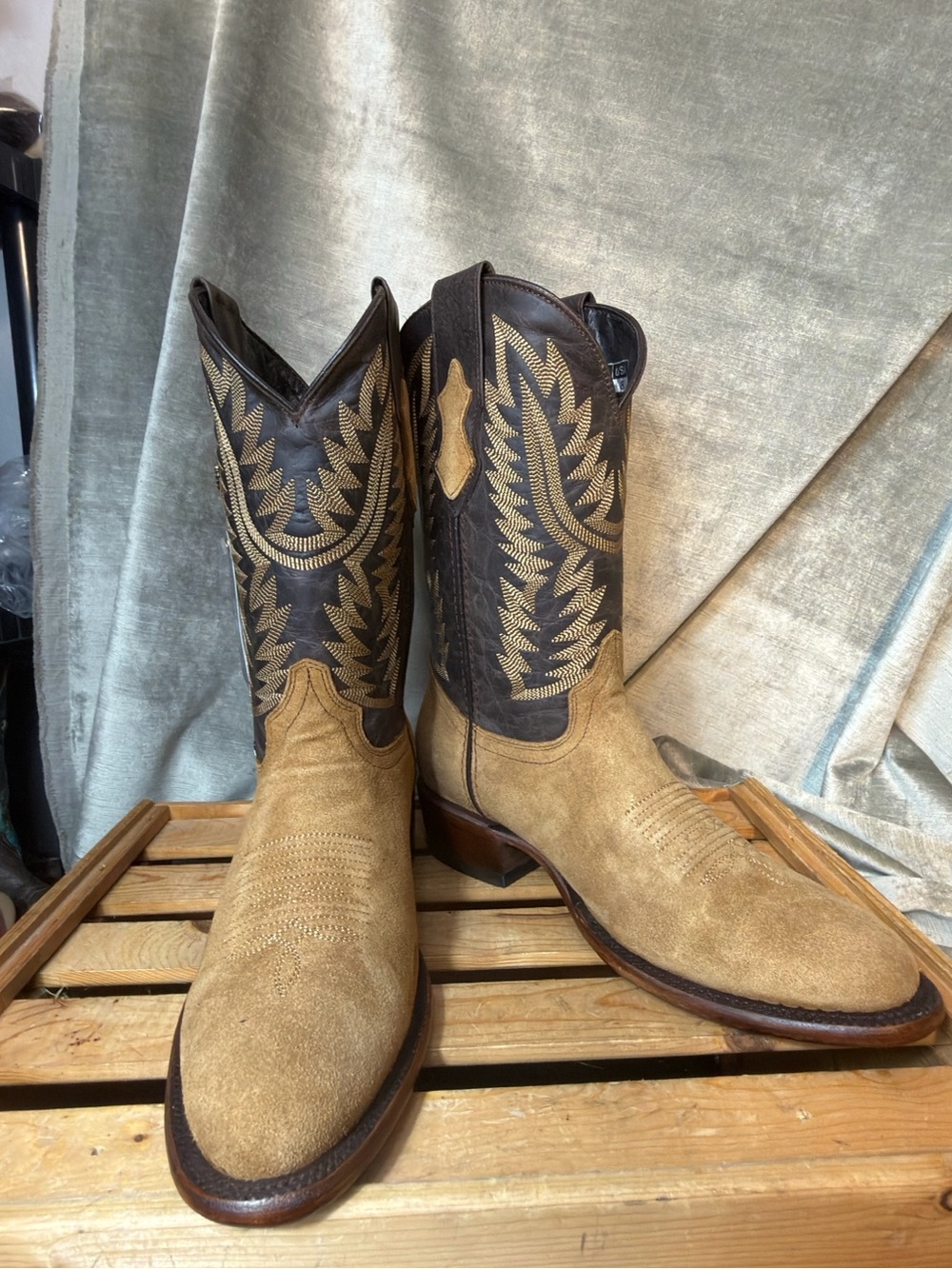 Rock'em Marvin Roughout Suede Round Toe Men's Tan Boot. Size 8. MSRP $209.99